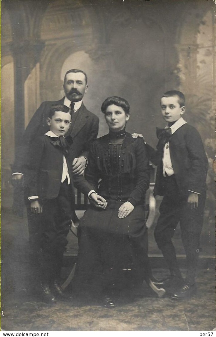 Carte Photo Ancienne : Photo De Famille D'un Couple Et Ses 2 Enfants - Généalogie