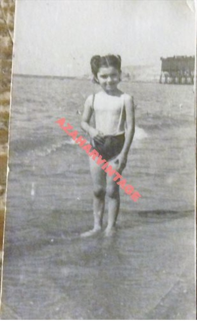Photo Originale Petite Fille En Bikini Monkini Torse Nu Nue Enfant à La Plage Real Photo Snapshot,,45x80mm - Personas Anónimos