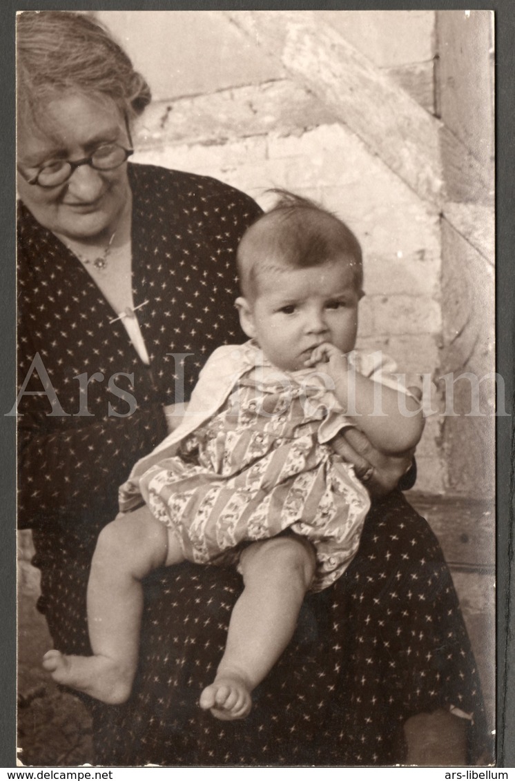 Photo Ancien / Foto / Photograph / Photographer / Bébé / Baby / Grandmother / Grand-mère / Postcard Size - Personnes Anonymes