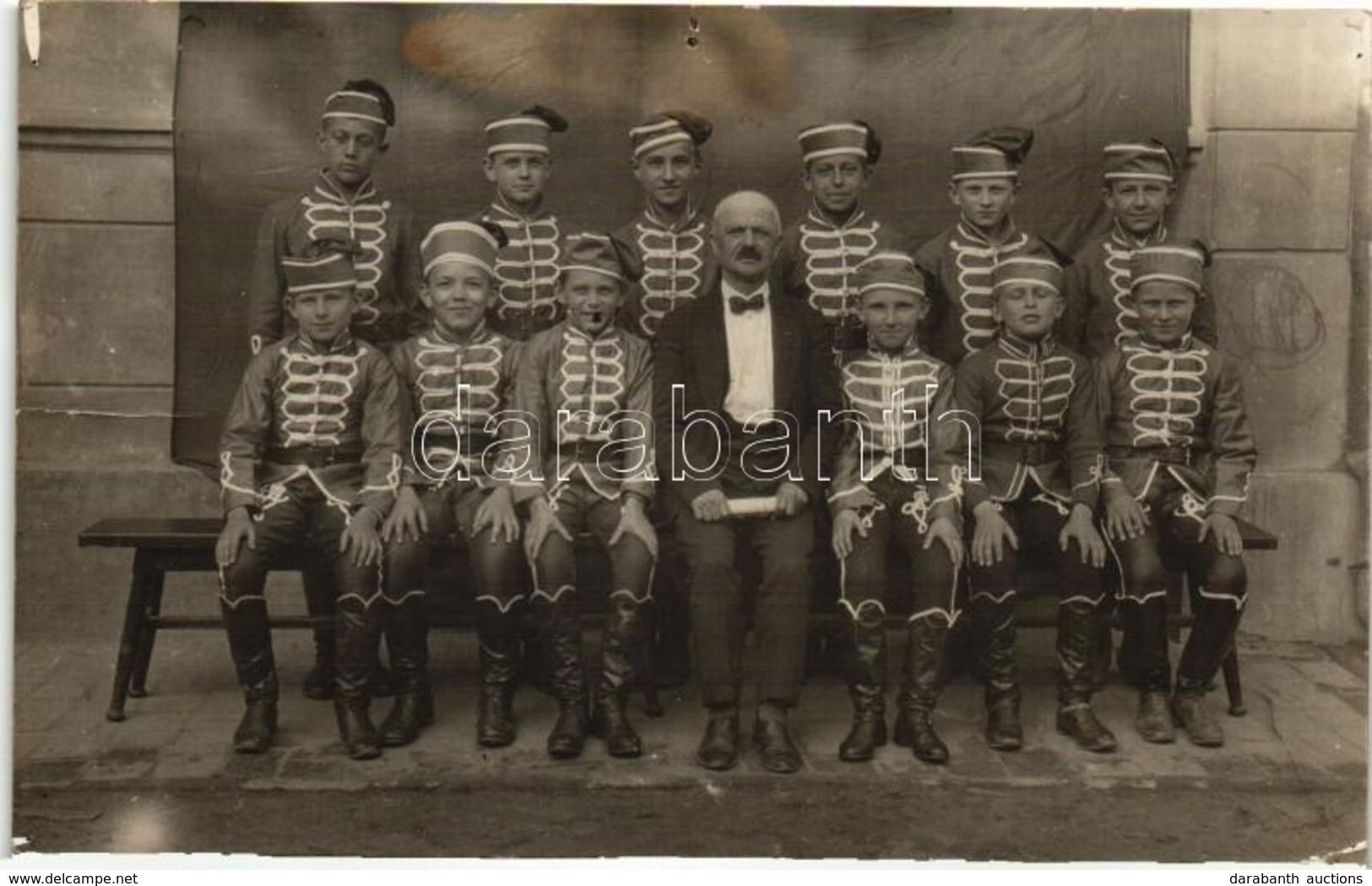 * T4 Huszár Egyenruhás Gyerekek Csoportképe Tanárral / Children In Hussar Uniform With Teacher, Group Photo (pinhole) - Non Classés