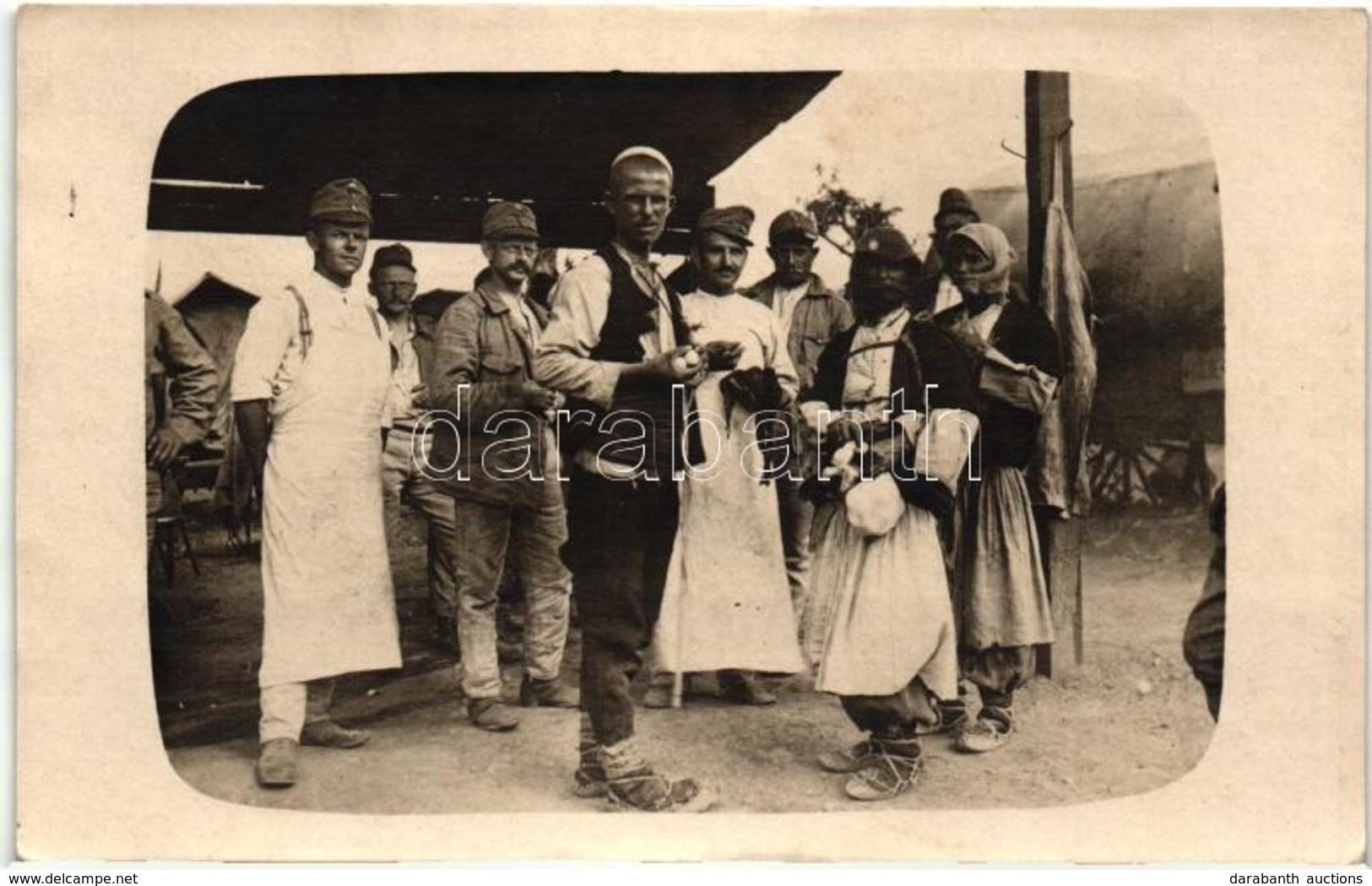 * T2 1917 Déli Front, Albánia. Élelmiszer Cserebere / WWI Austro-Hungarian K.u.K. Soldiers Exchange Food In Albania. Pho - Non Classés
