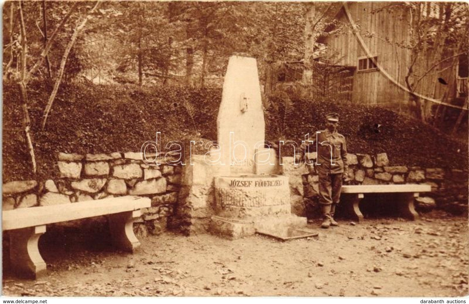 * T3 Osztrák-magyar Katona József Főherceg Nevét Viselő Kút Mellett / WWI Austro-Hungarian K.u.K. Soldier Next To A Well - Non Classés