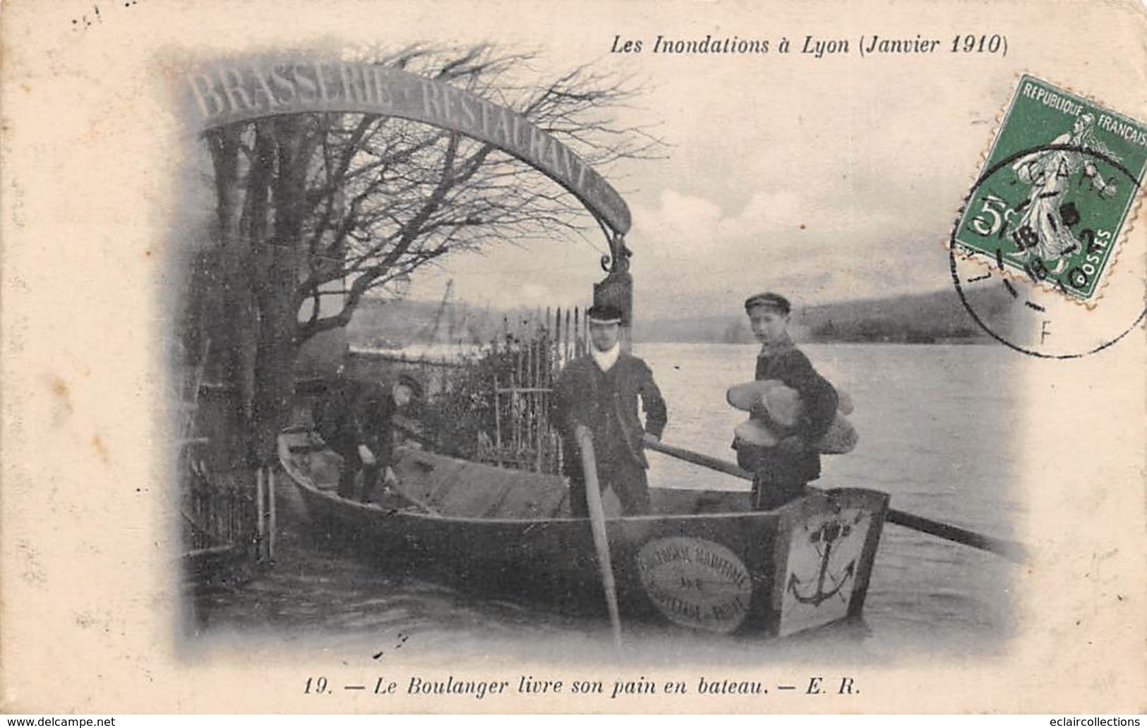 Métier:      Boulanger. Pâtisserie.    Lyon  69 Inondations 1910 .  Le Boulanger Livre Son Pain En Bateau    (voir Scan) - Autres & Non Classés