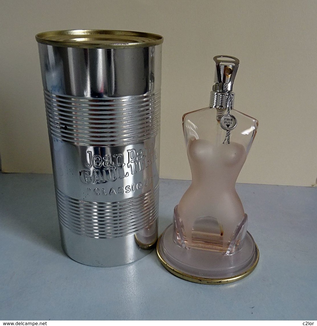 Flacon "Classique" De JEAN-PAUL GAULTIER Dans Sa Boîte Métal 50 Ml VIDE Pour Collection - Flacons (vides)