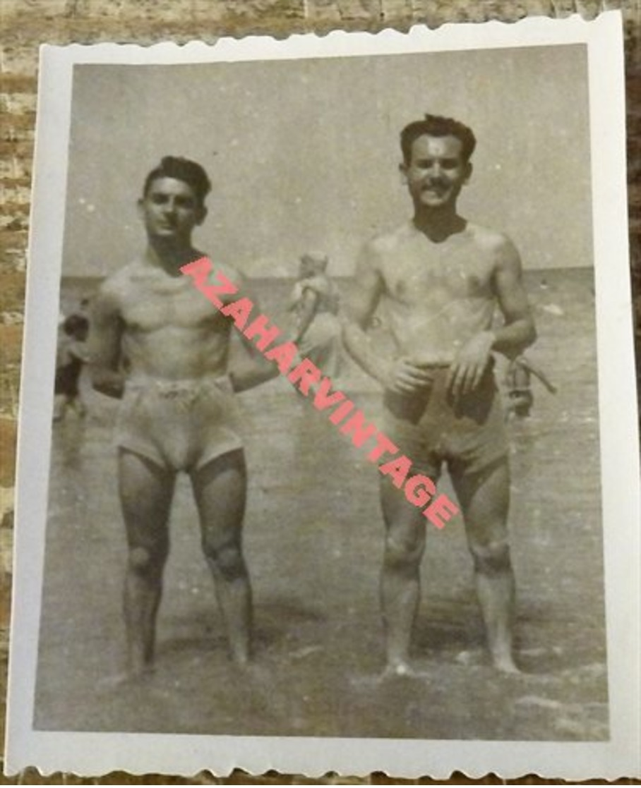 Semi Nude Young Men Pose For A Photo Hugging.Men Gay,60x75MM - Personas Anónimos