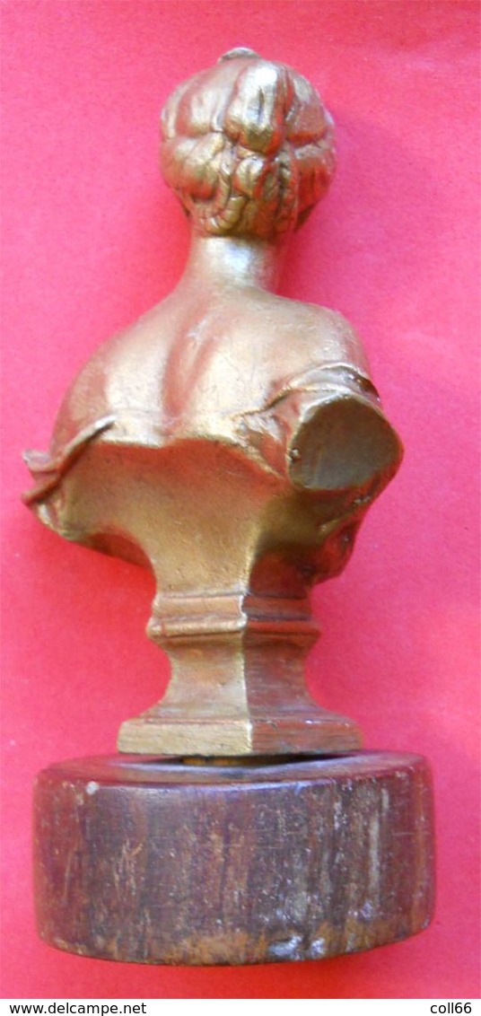 Beau Bronze Ancien Dame Fière Au Décolleté Avantageux Ht 8.5 Cm Poids 319gr Socle Bois à Refaire - Brons