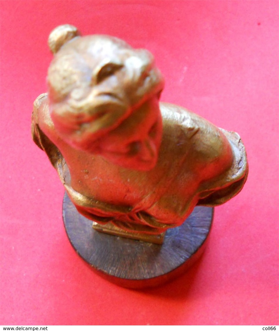 Beau Bronze Ancien Dame Fière Au Décolleté Avantageux Ht 8.5 Cm Poids 319gr Socle Bois à Refaire - Brons