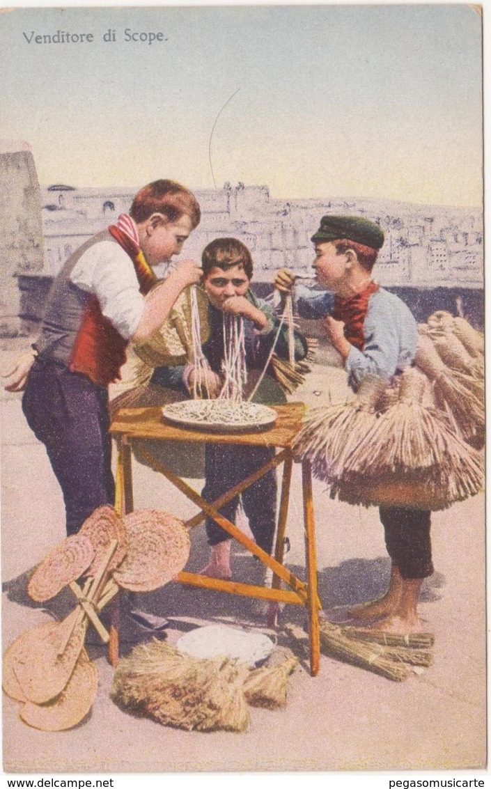 B005 - ANTICHI MESTIERI VENDITORI DI SCOPE SPAGHETTI NAPOLI 1920 CIRCA - Ambulanti