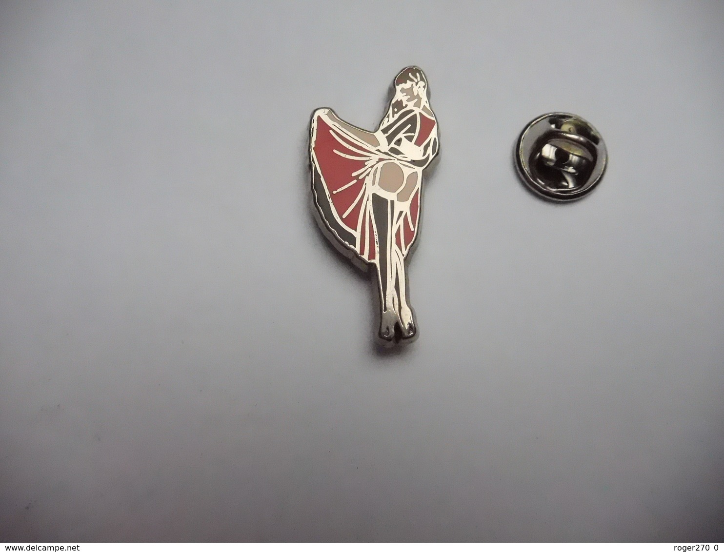 Beau Pin's En Zamac , Pin Up , Robe Rouge Sur Fond Argent , Signé Boussemart - Pin-ups