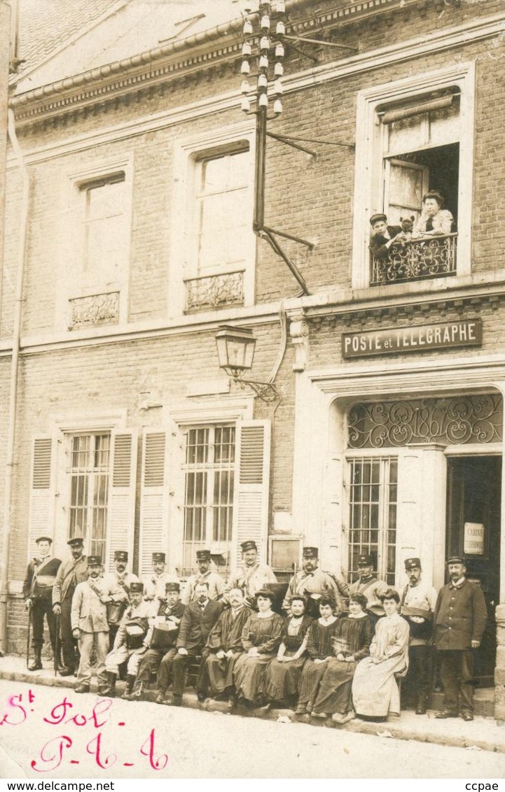 Photo De Groupe Prise Devant Le Bureau De Poste Et Télégraphe (rare) - Saint Pol Sur Mer