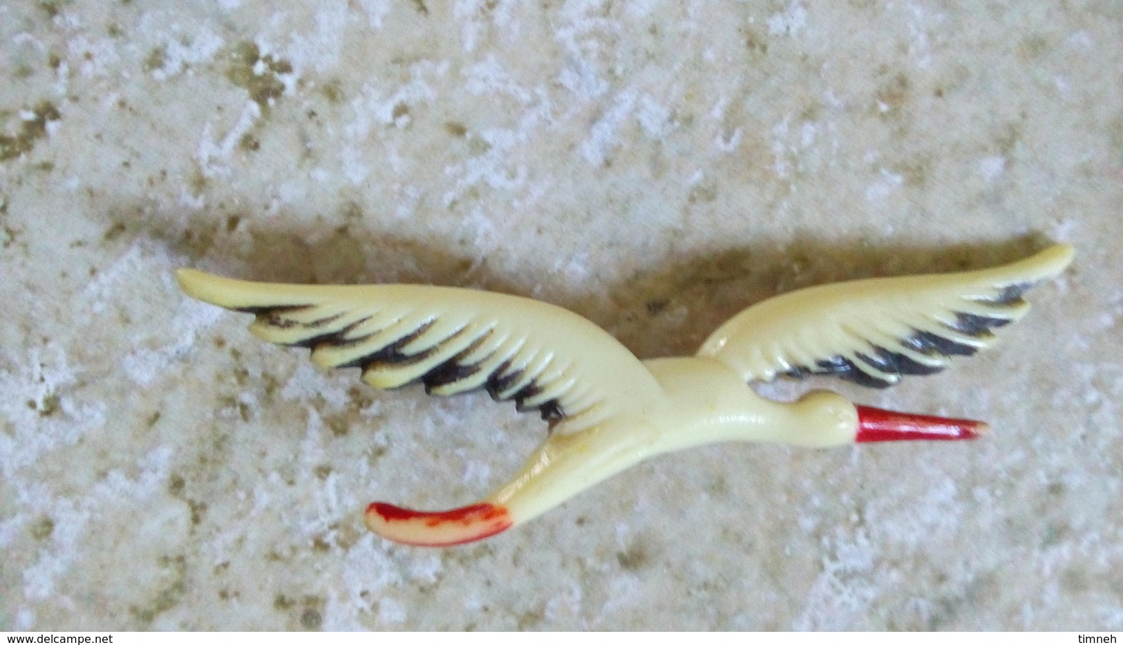 Une Broche Vintage Cigogne En Plastique Et Metal - Alsace - 7cmx2cm - Vers 1960? - Autres & Non Classés