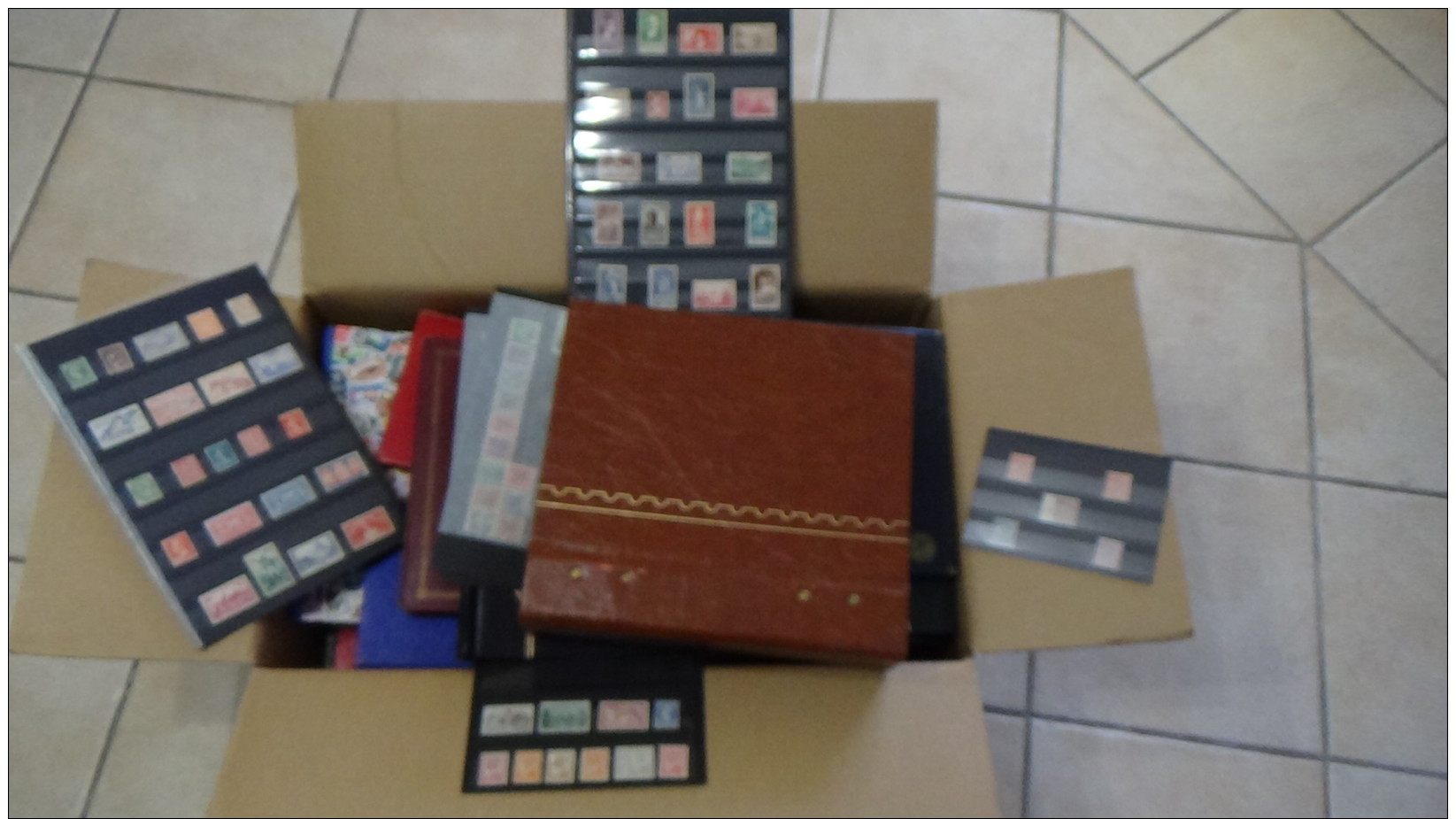 Carton 28kg : Mouchons 124 à 128 ** + Timbres France ** + Collection Parfums + Bcp Albums ... Voir Commentaires !!! - Vrac (min 1000 Timbres)