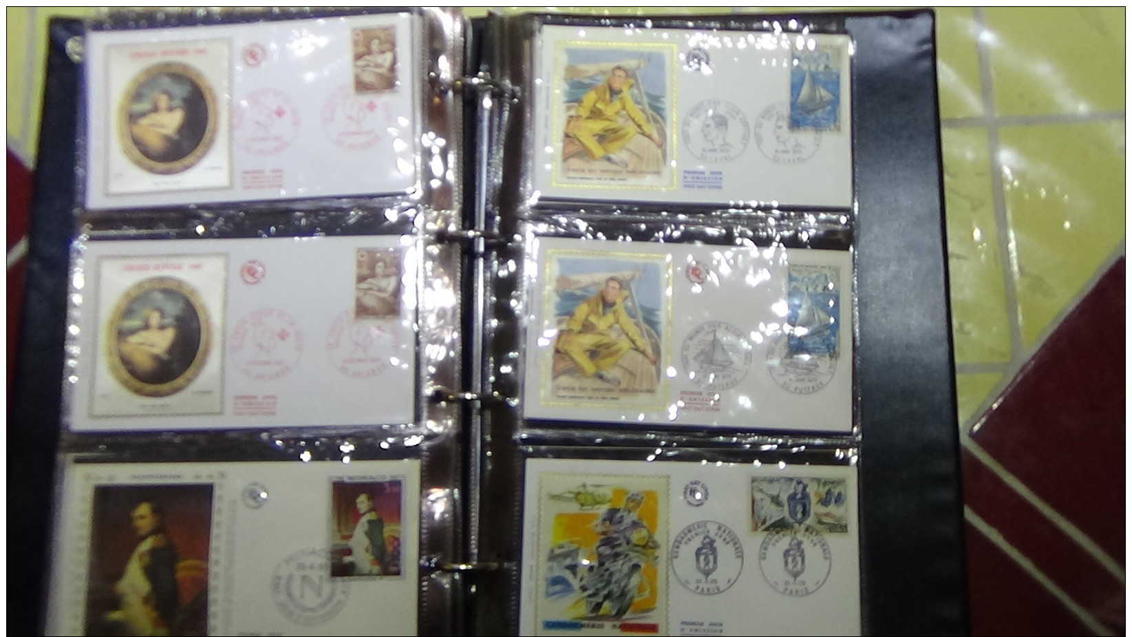 Carton 28kg : Mouchons 124 à 128 ** + timbres France ** + collection parfums + bcp albums ... Voir commentaires !!!