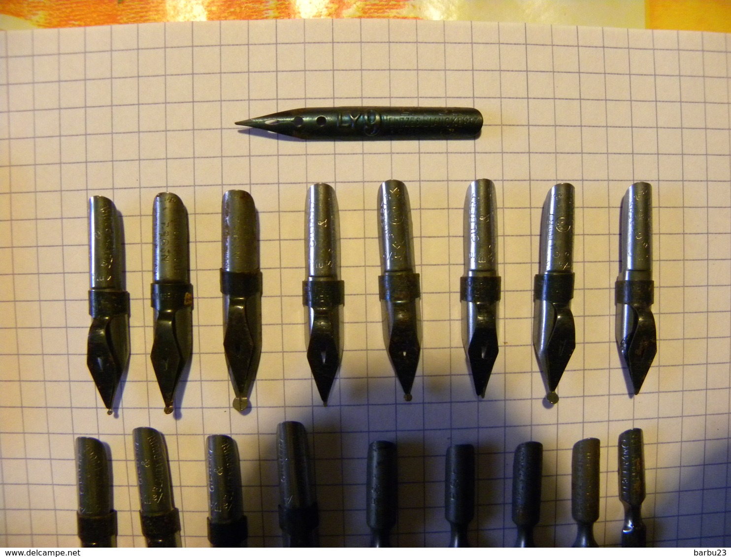 Lot De 37 Plumes Divers Modèles  Dans Une Petite Boite Metallique Warmor - Pens