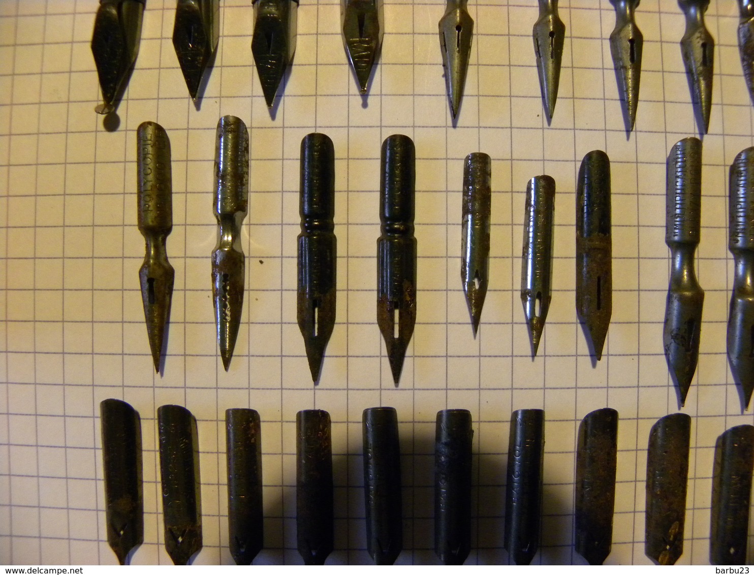Lot De 37 Plumes Divers Modèles  Dans Une Petite Boite Metallique Warmor - Pens