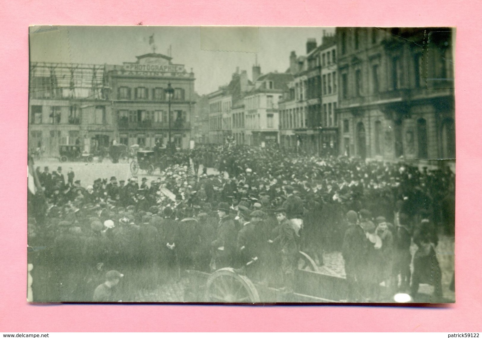 PHOTOGRAPHIE - DUNKERQUE - OBSEQUES / FUNERAILLES D'ALBERT SAUVAGE ( 1911 ) Ou DU CAPITAINE ADIGARD ( 1907 ) Pl J BART - Lieux