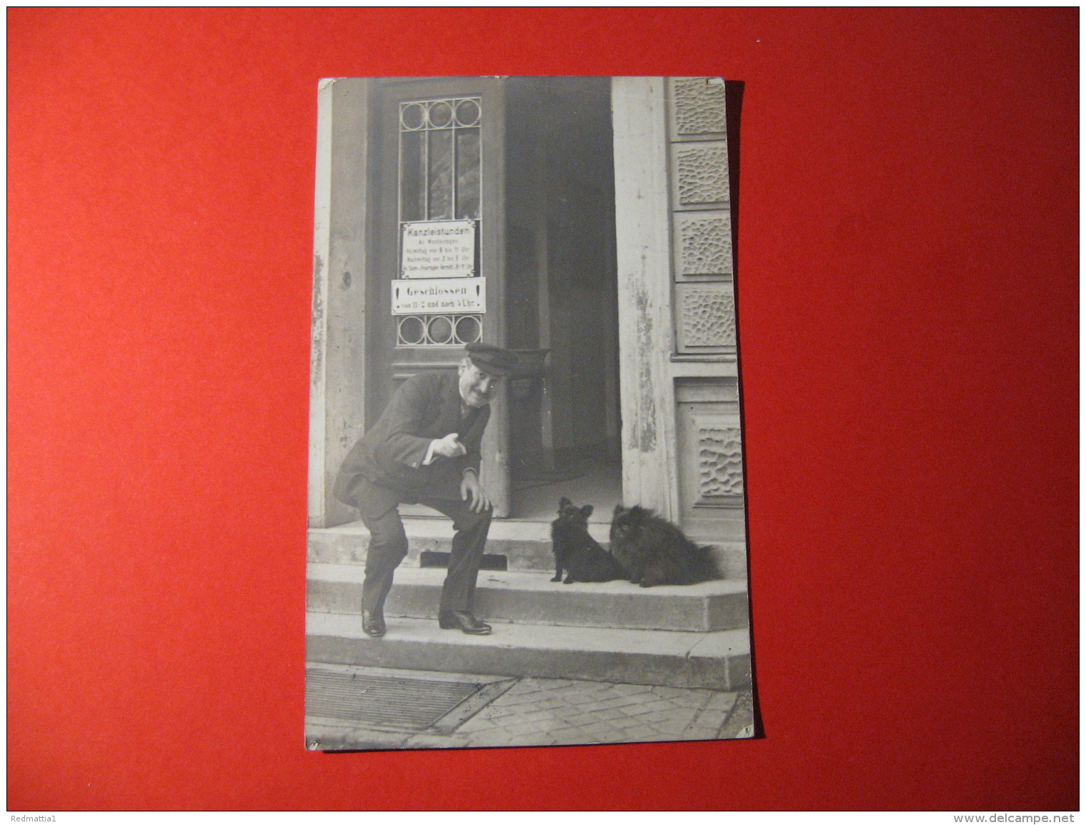 CARTOLINA FOTOGRAFICA  UOMO CON CANE FUORI DA UNA SCUOLA AUSTRIACA  FORMATO PICCOLO D - 3257 - Fotografía