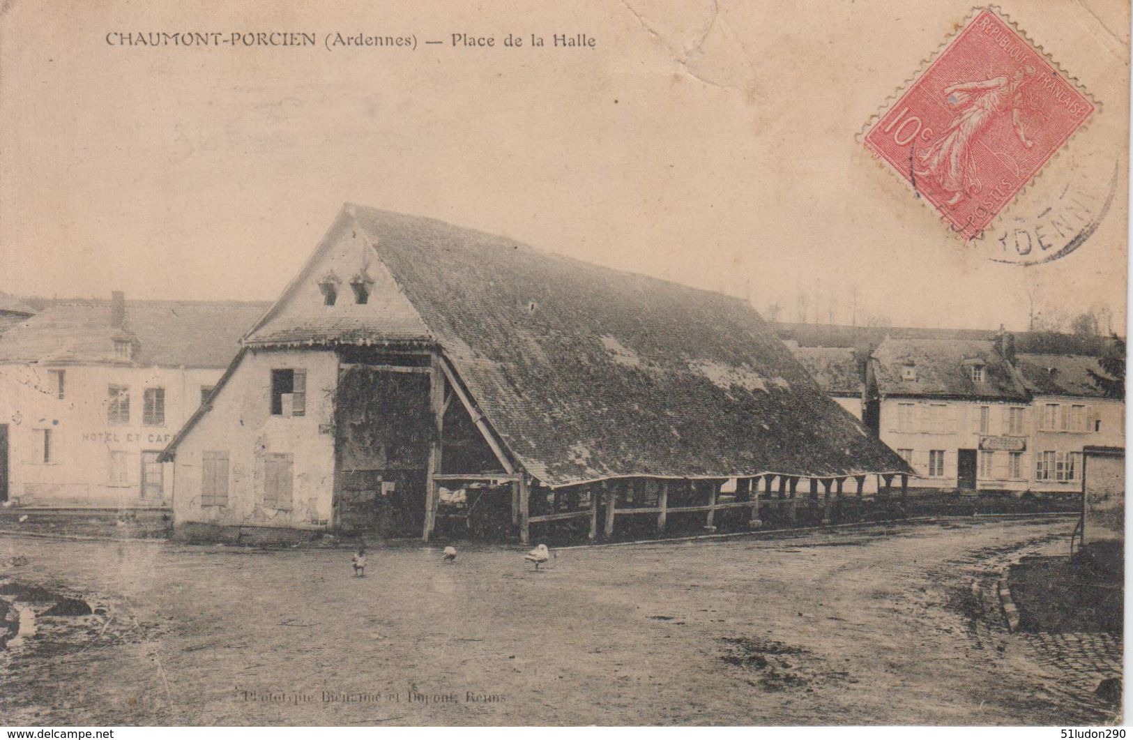 CPA Chaumont-Porcien - Place De La Halle - Autres & Non Classés