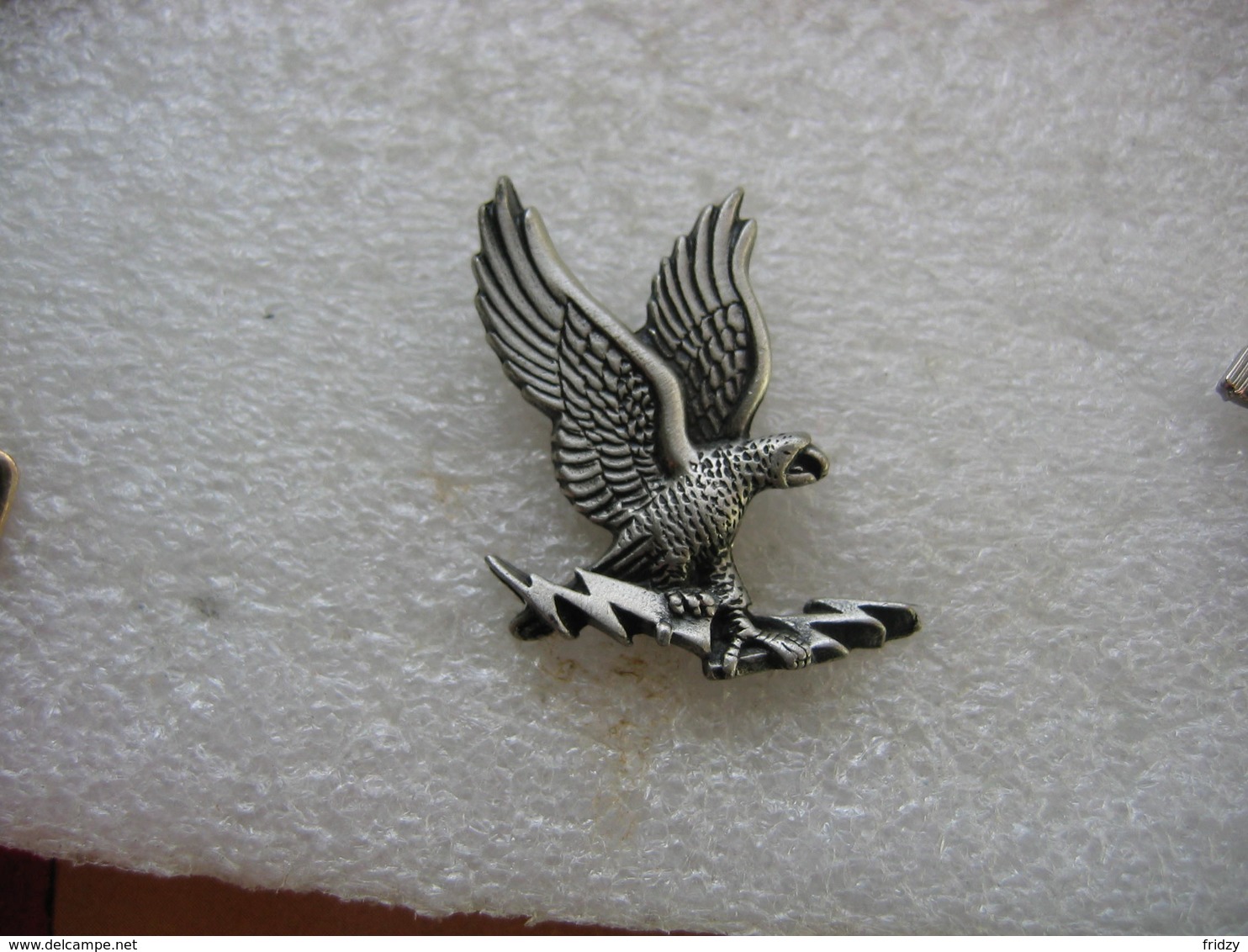 Pin's Miliitaire? A Definir: Aigle En 3D Sur Une Branche - Army