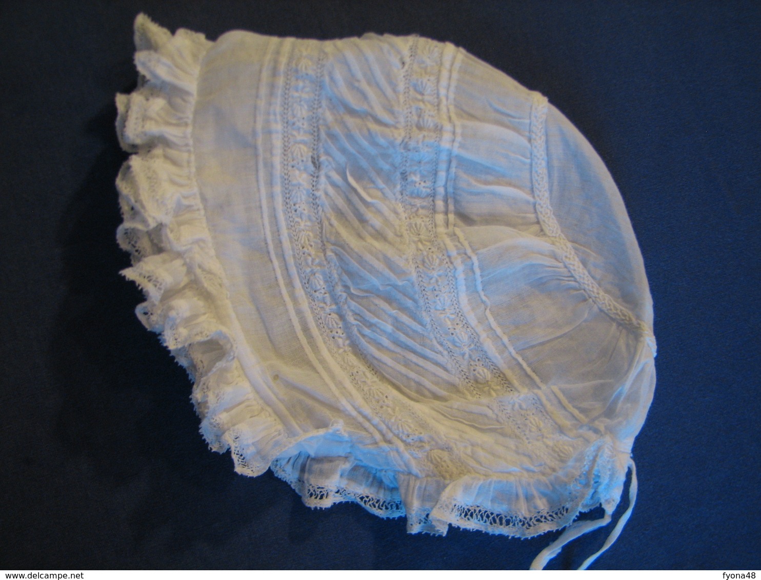 164 - Petit Bonnet  Ancien De Bébé, Brodé, Plissé Et Bordé De Dentelle - 1900-1940