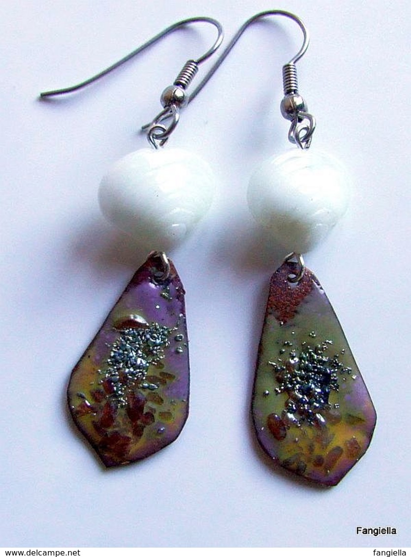 Boucles D'oreilles Artisanales émaux Sur Cuivre Multicolore Et Coquillage En Verre  A La Fois Sobres, élégantes Et Origi - Orecchini