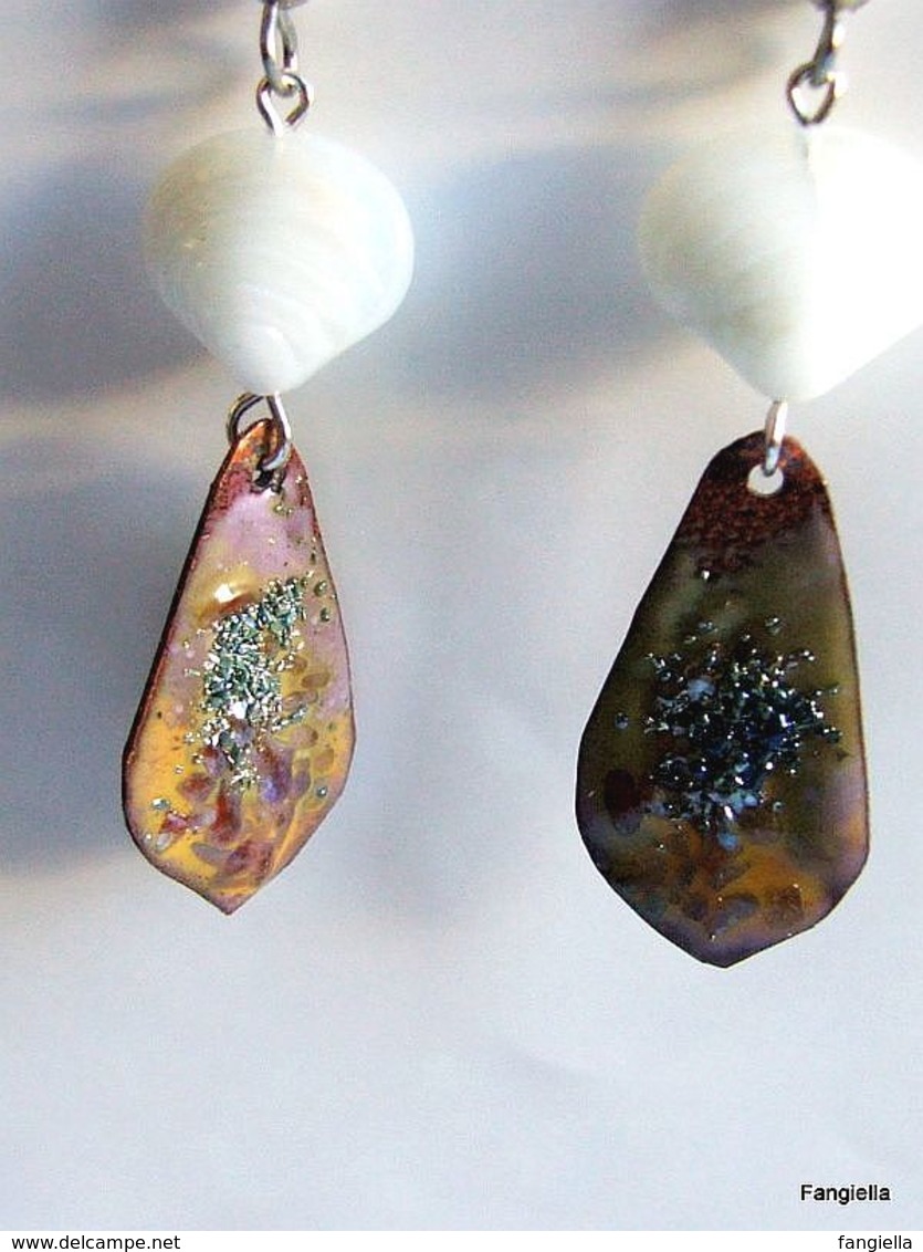 Boucles D'oreilles Artisanales émaux Sur Cuivre Multicolore Et Coquillage En Verre  A La Fois Sobres, élégantes Et Origi - Ohrringe