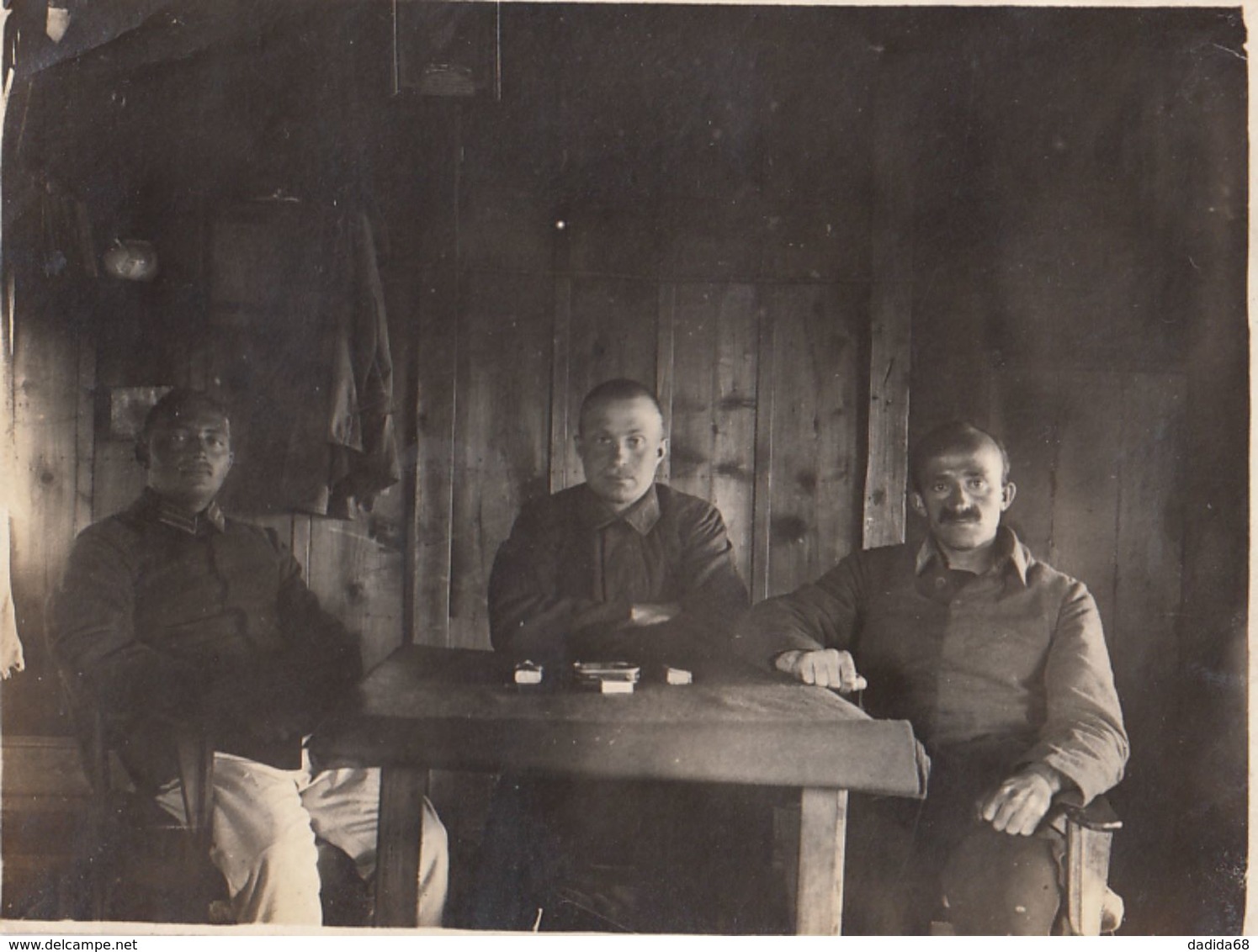 CARTE PHOTO ALLEMANDE - GUERRE 14-18 - SOLDATS ALLEMANDS ATTABLÉS - 4 PHOTOS (JEU D'ECHEC) - Guerre 1914-18