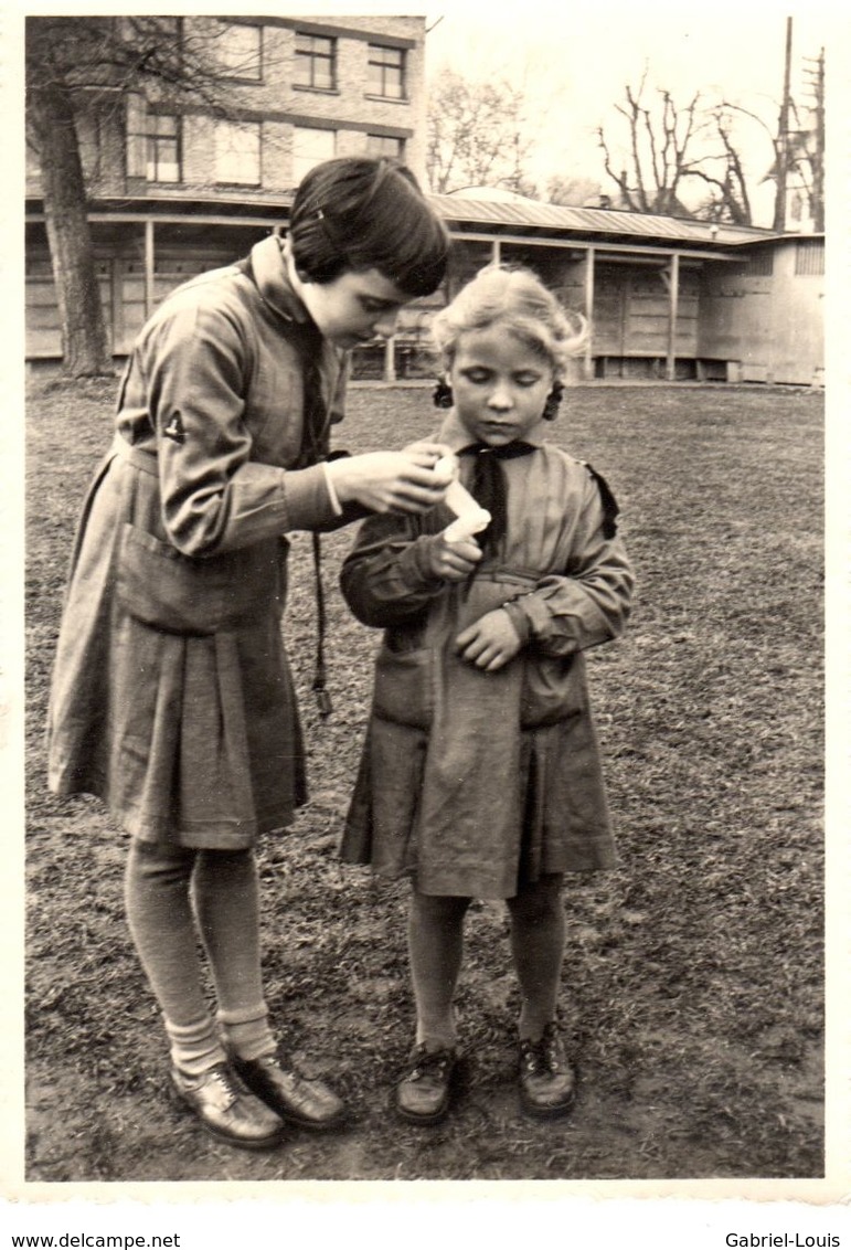 Schweizerische Pfadfinderinnen - Eclaireuses Suisses - Hilfreiches Bienli - La P.A. Samaritaine - Scoutisme