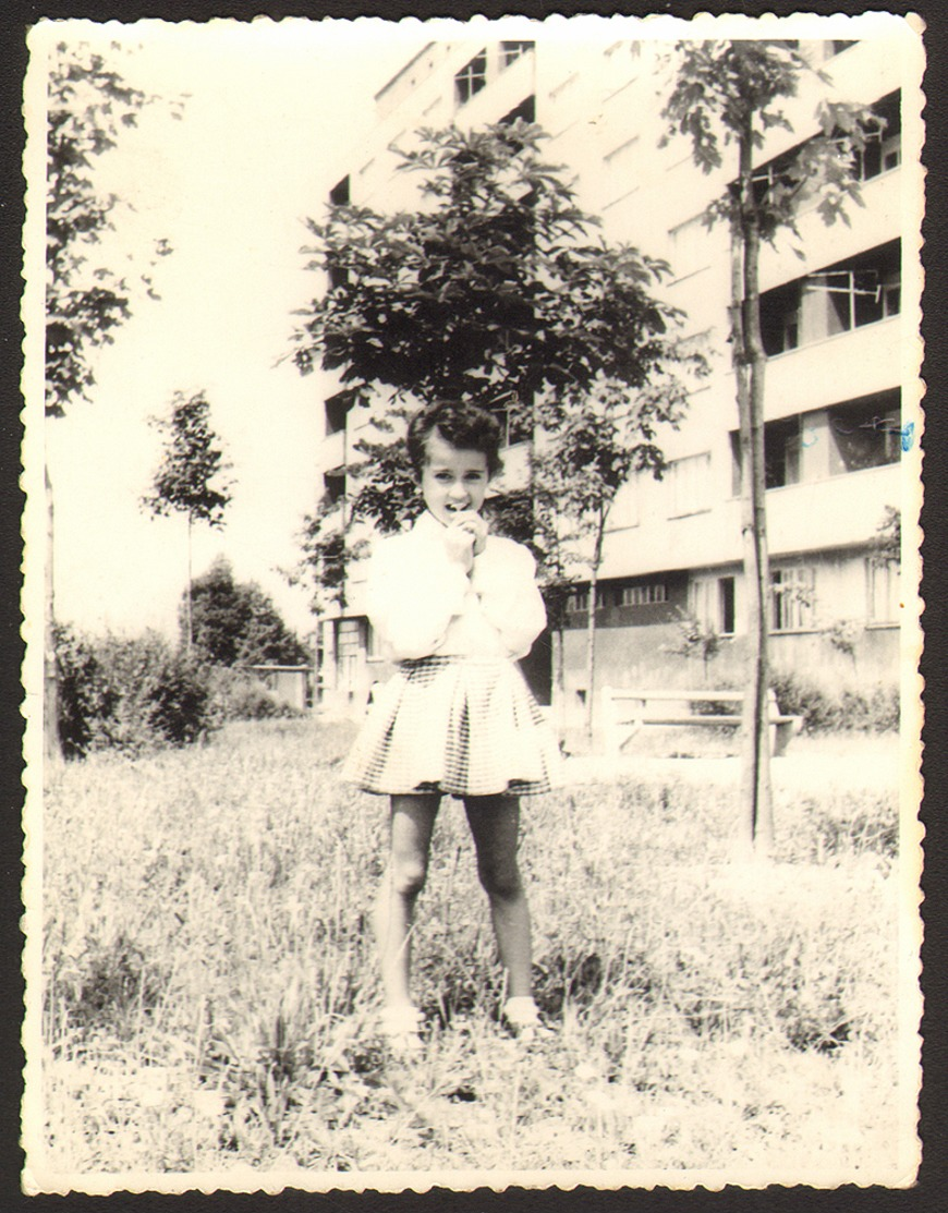 Child Girl Outdoors Old Photo 9x12 Cm #24992 - Personnes Anonymes