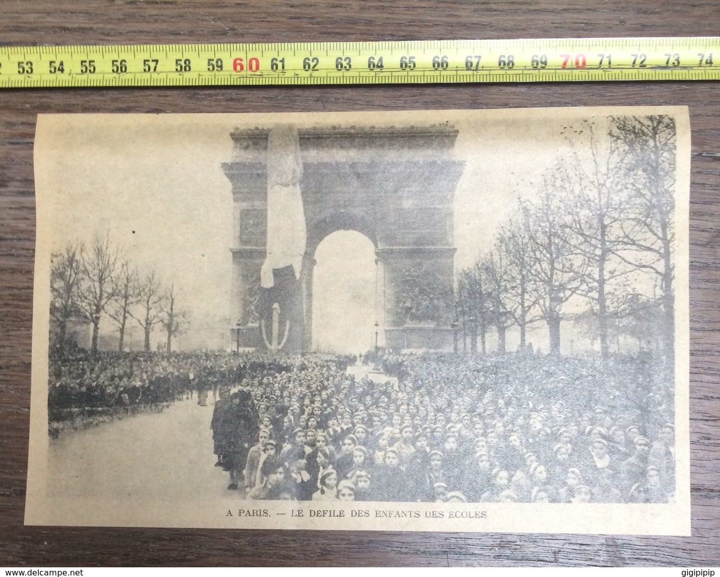 ANNEES 20/30 A PARIS LE DEFILE DES ENFANTS DES ECOLES ARC DE TRIOMPHE - Collections