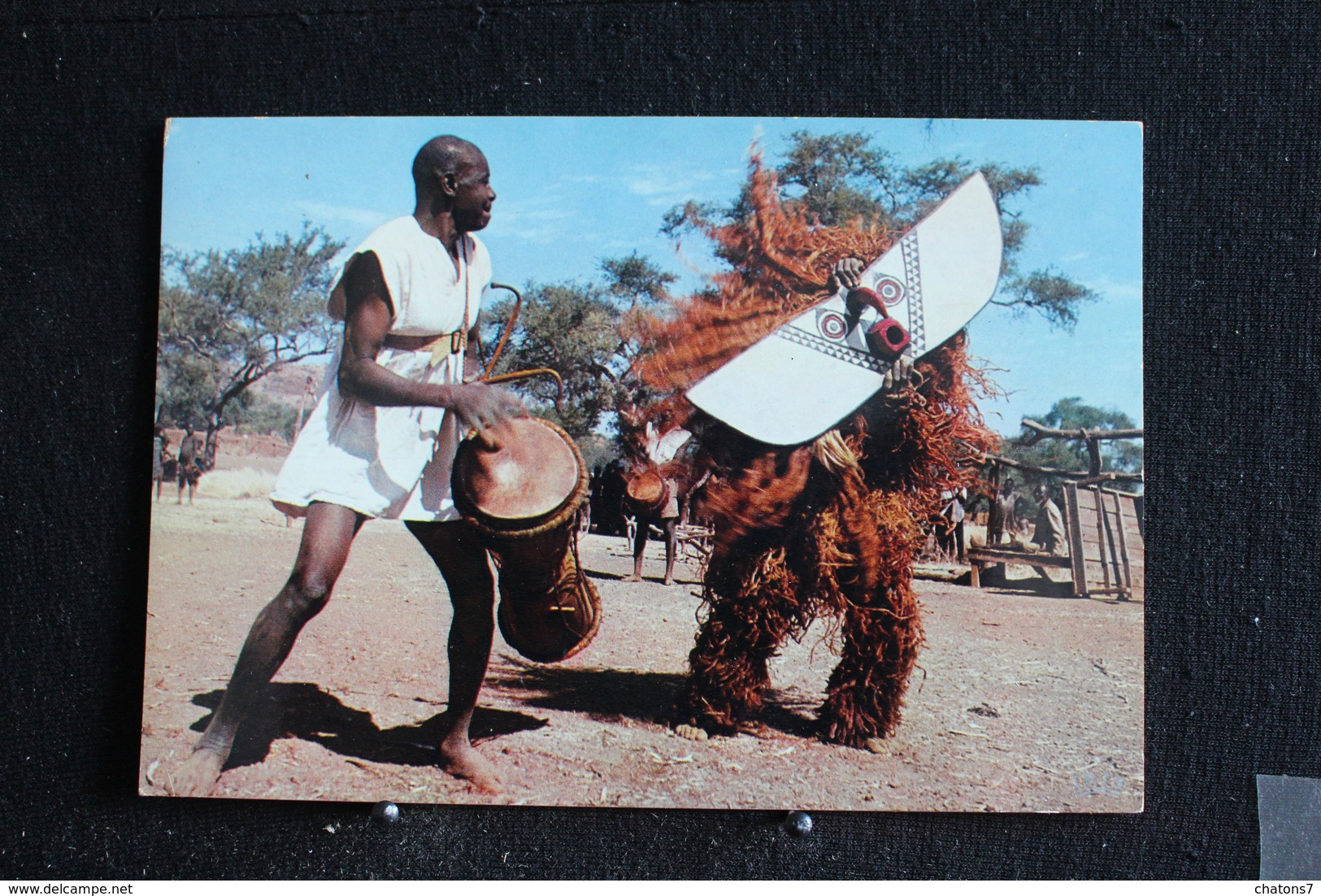 An-3 / L'Afrique En Couleur - Masques Et Danseurs  - Éditions  HOA-QUI ( Échantillon Collection )  / Circulé - Non Classés