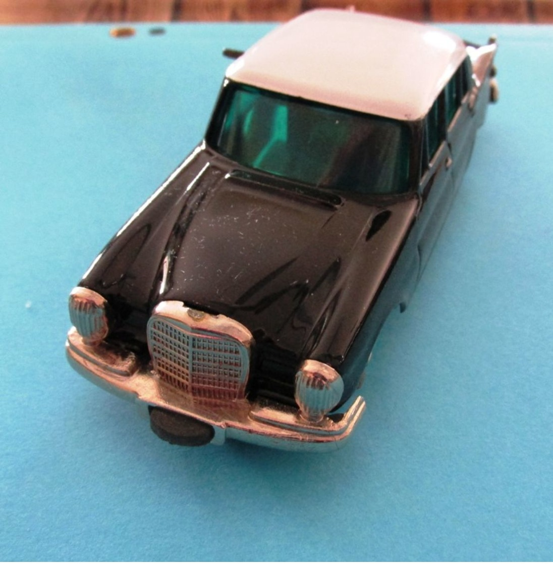 Schuco Micro Racer Nr. 1038 - Altes Modellauto Mercedes 220 S Im Orig. Karton - Uhrwerkaufzug - Gefertigt Ab 1961 - Antikspielzeug