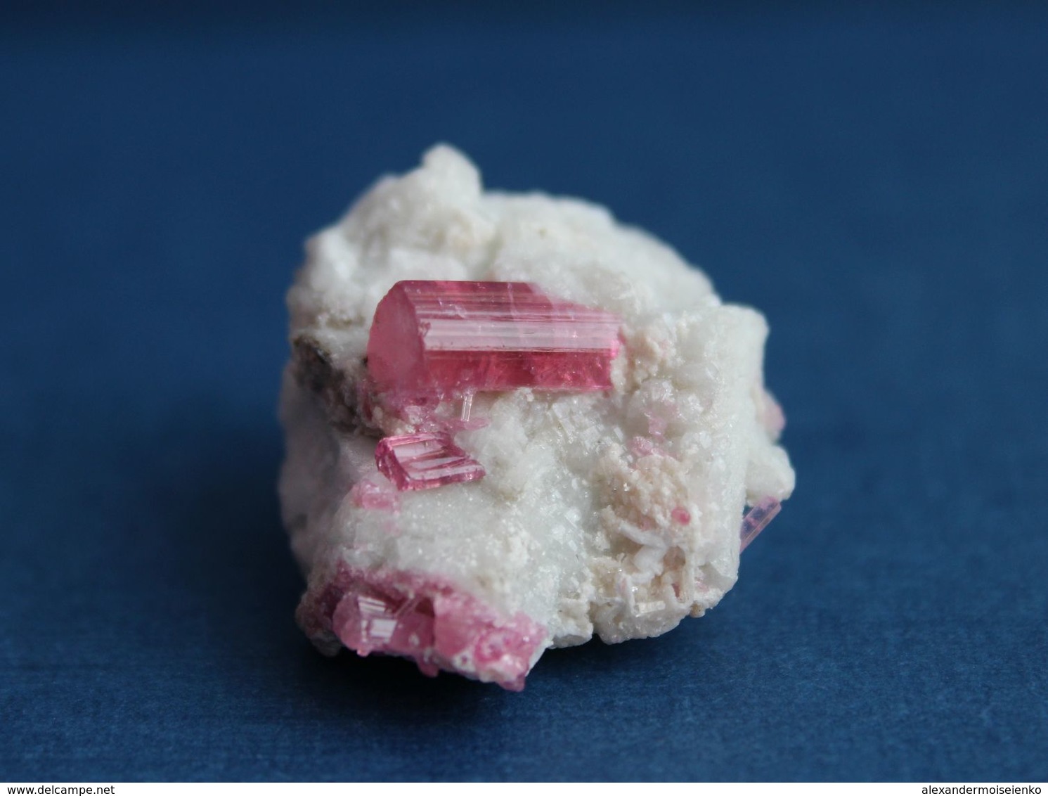 12.91 G Pink Tourmaline Crystals In Quartz Matrix. Russia - Minéraux