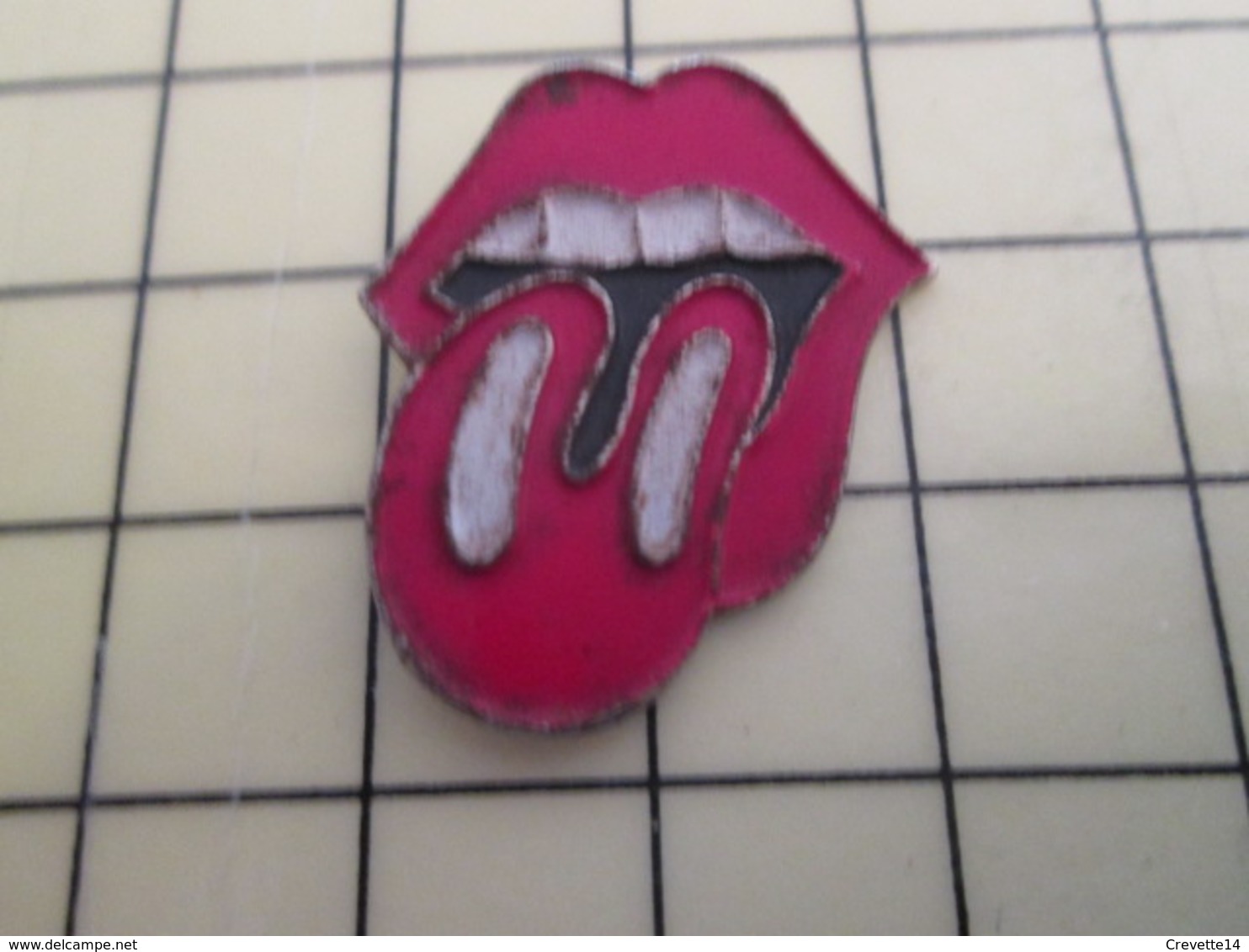 PIN410a Pin's Pins / Belle Qualité Et Rare / MUSIQUE : ROLLING STONES BOUCHE ROUGE ET LANGUE SORTIE - Musique