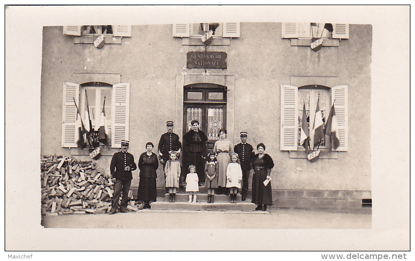 Carte Photo - Gendarmerie Nationale, Drapeaux Aux Fenêtres, Gendarmes Et Leurs Familles Sur Le Perron, Buches Sciées - A Identifier