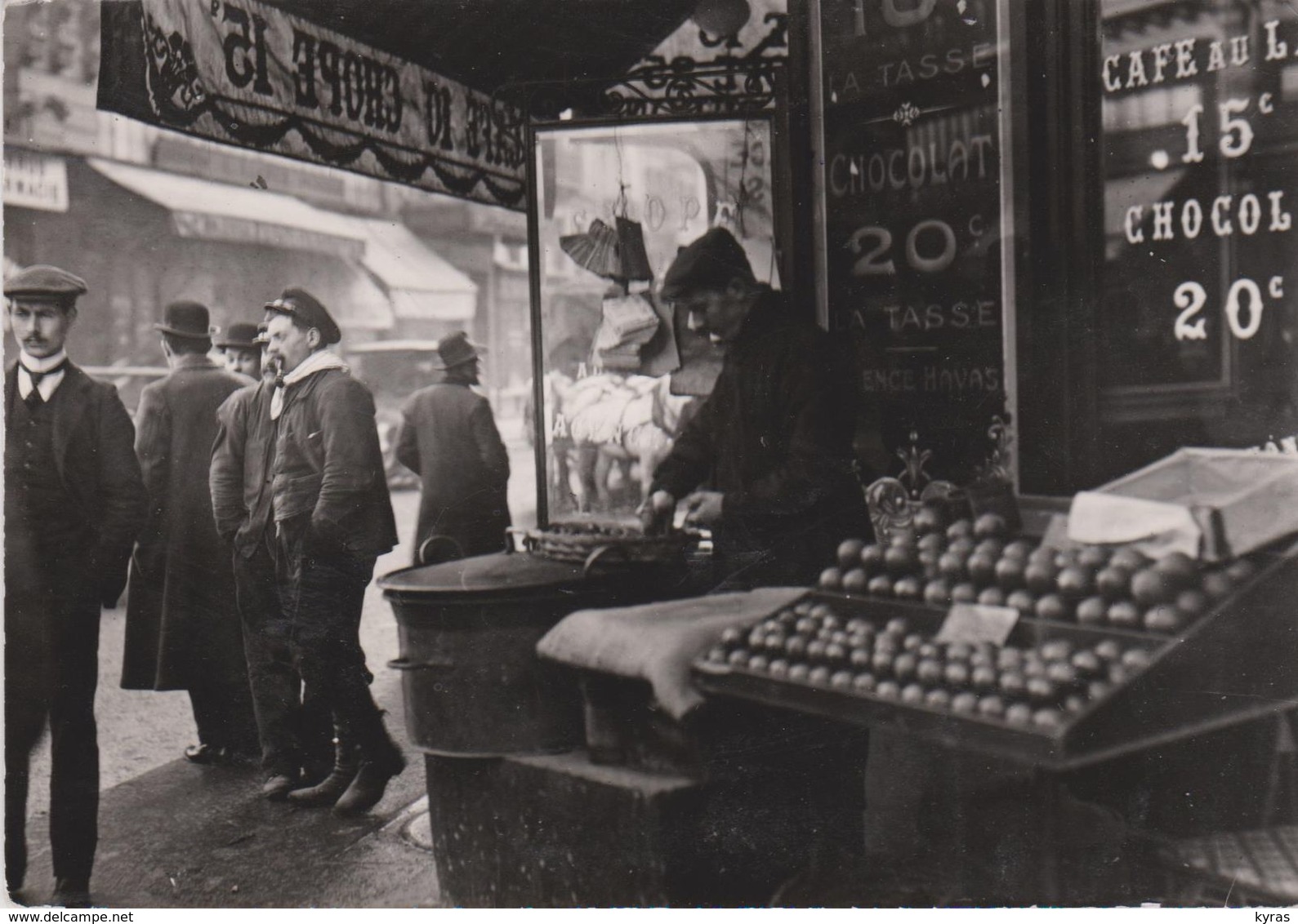 CPM 10X15  REPRODUCTION . PARIS 1900  ( Marchand De Marrons ) "Chauds Les Marrons! Chauds!" - Shopkeepers