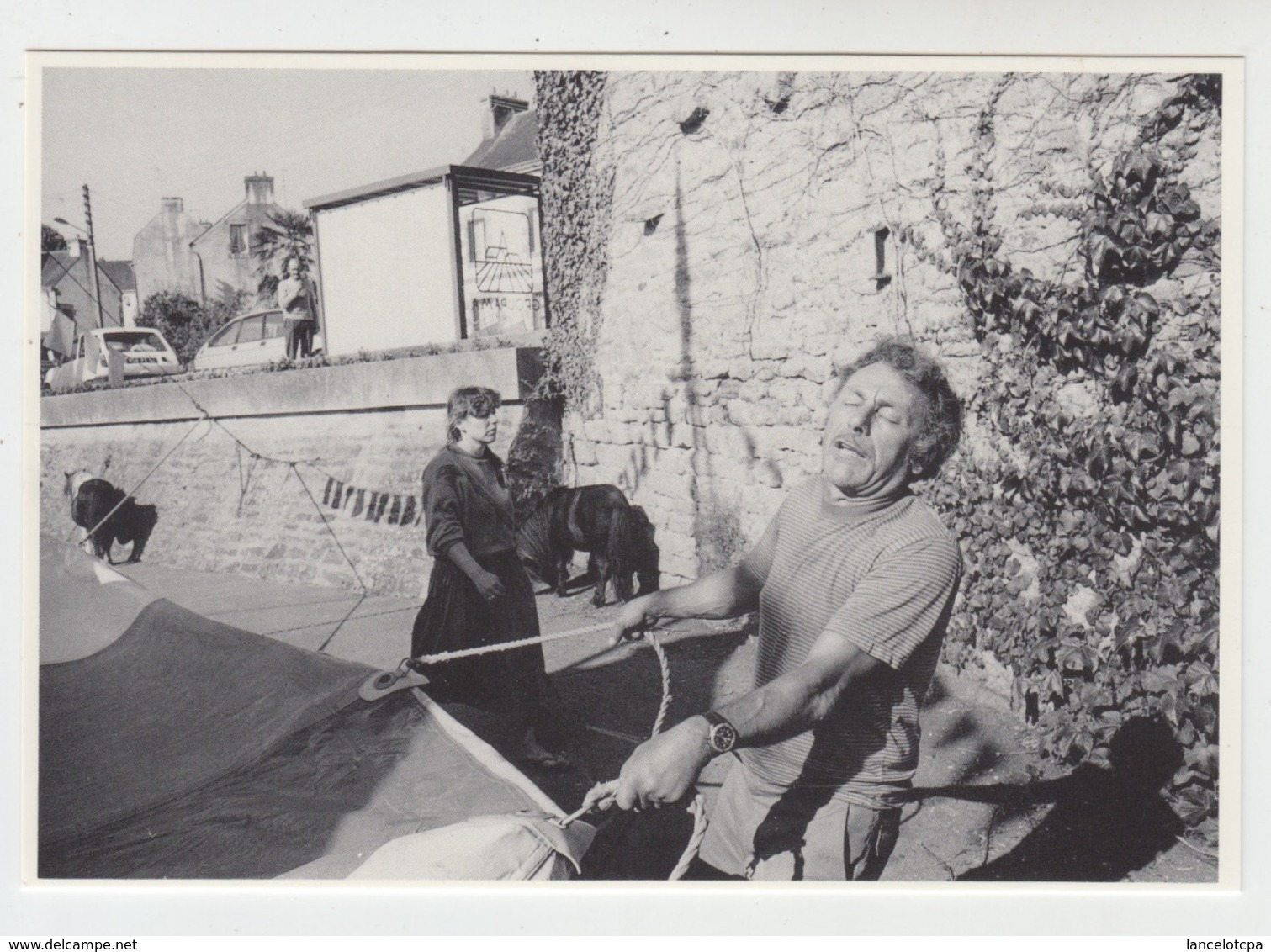 CIRQUE LOYAL à LANVENEGEN - 1987 / MONTAGE DU CHAPITEAU SUR LA PLACE - Circus