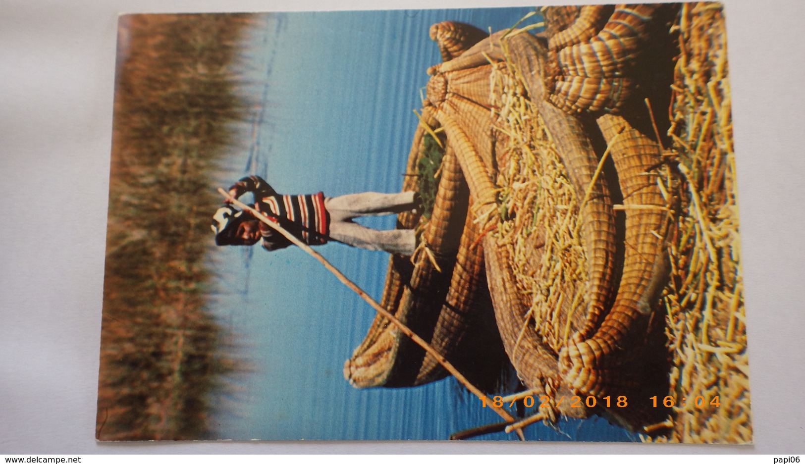 Regard De Bolivie . Lac Titicaca , Un Enfant Rame. Secours Populaire - Bolivia