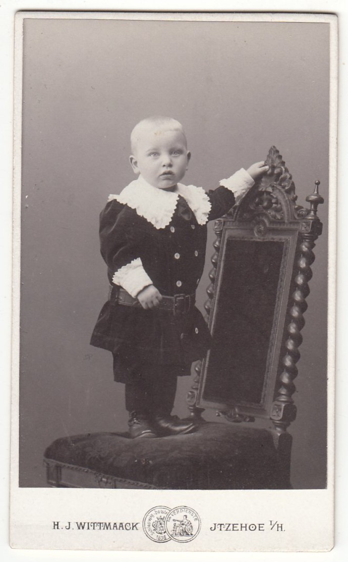 CDV Photo Format - Kinderfoto ± 1900 Süßes Kleines Kind Im Fauntleroy Dress Enfant Child - Fotograf: Wittmaack, Itzehoe - Alte (vor 1900)