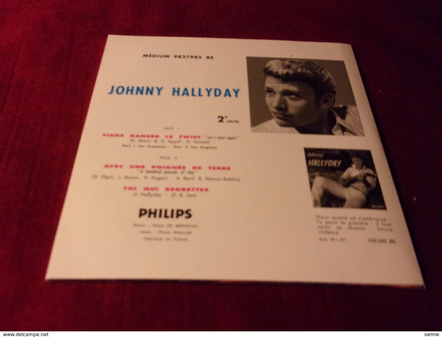 JOHNNY  HALLYDAY ° CD SINGLE 4 TITRES  AVEC UNE POIGNEE DE TERRE  / TOI QUI REGRETTES / VIENS DANSER LE TWIST EN FR ET A - Other - French Music