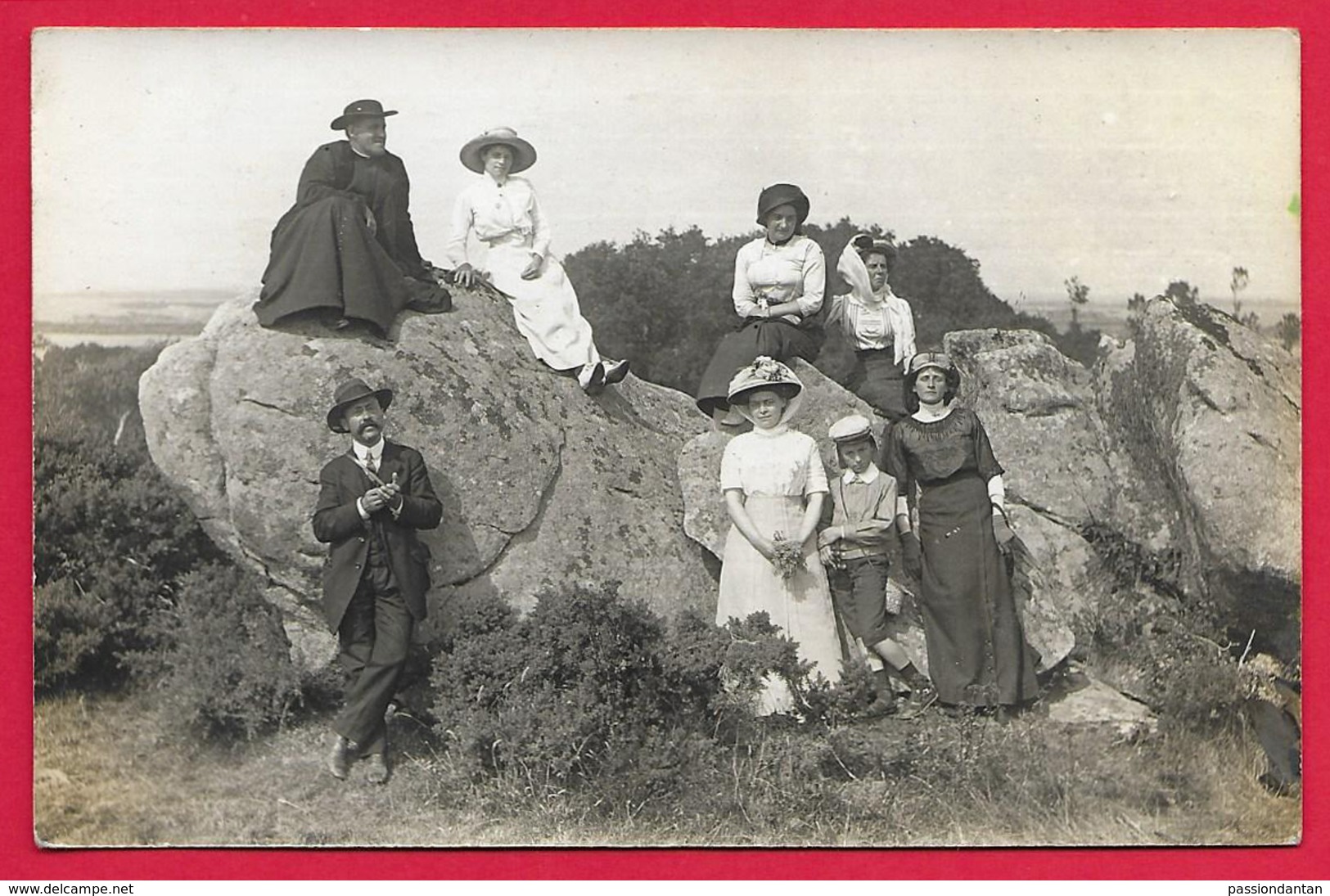 Carte Photo D'un Groupe De Promeneurs S'accordant Une Pause - Fotos