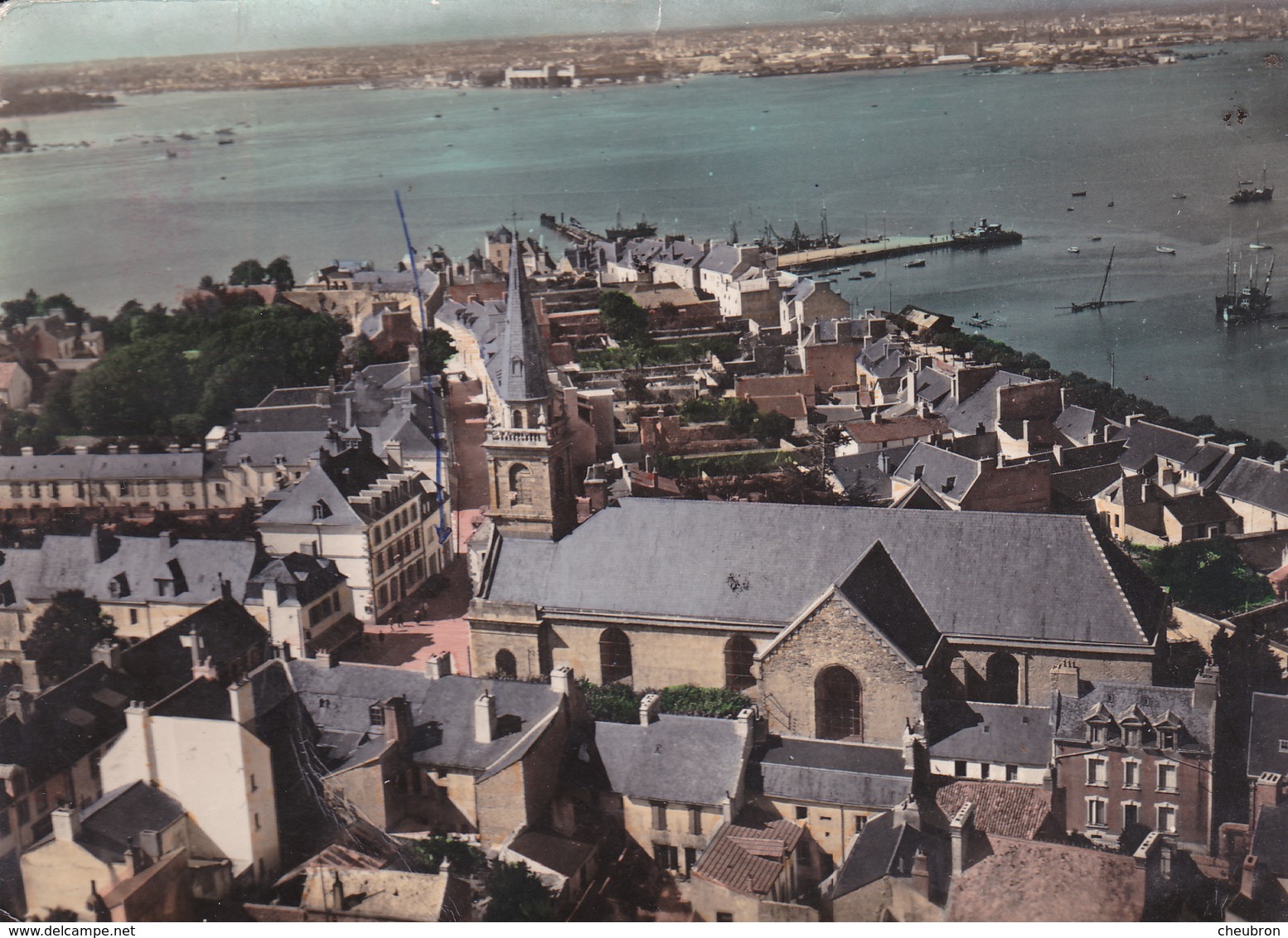 56. PORT LOUIS. VUE AÉRIENNE. COULEUR. EGLISE ET PLACE NOTRE DAME. ANNÉE 1956. COLLECTION " EN AVION AU DESSUS DE....." - Port Louis