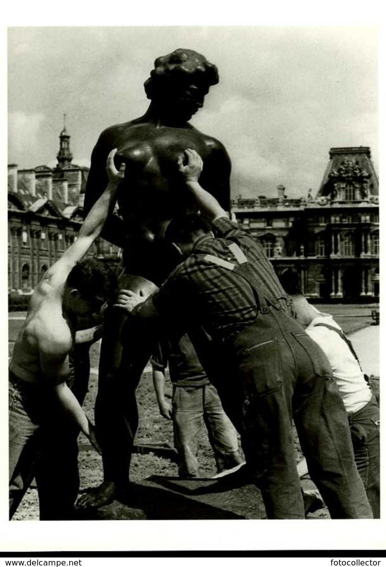 Paris : Jardin Des Tuileries Vénus Prise à La Gorge 1964 Par Doisneau - Doisneau
