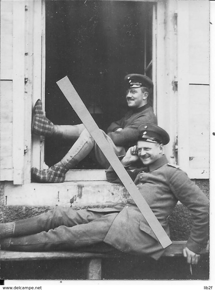 1915 La Guerre En Chaussons Soldats Allemands Au Repos En Charentaises Devant Une Habitation 1 Photo Ww1 1914-1918 - Guerre, Militaire