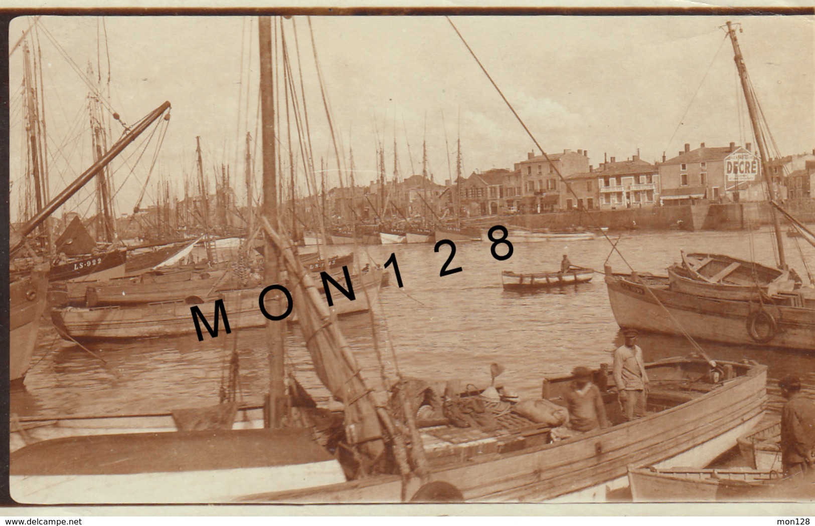 LES SABLES D'OLONNE LE PORT DE PECHE 1930  - PHOTO DE 1930 - DIM 11X7 Cms (bateaux Barque) - Lieux