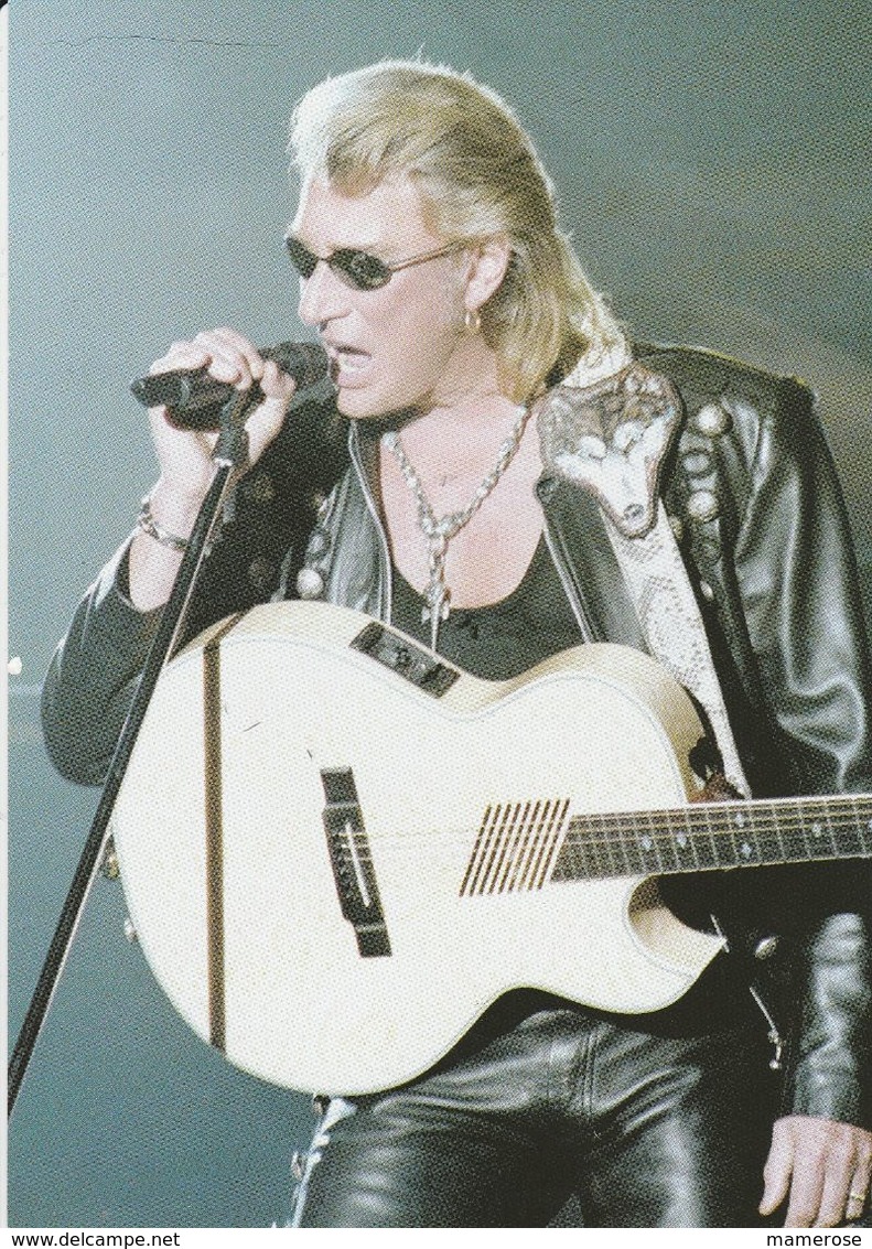 JOHNNY HALLYDAY Costume Cuir Noir, Guitare Beige, Debout Micro à La Main. JH 45. Photo Marc Castagnet - Chanteurs & Musiciens