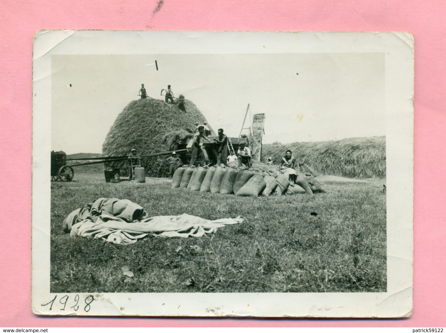 PHOTOGRAPHIE - PHOTO  :  AGRICULTURE - SCENE DE BATTAGE / MOISSON / FENAISON :  BATTEUSE MERLIN - ( CLICHE DATE 1928 ) 1 - Métiers