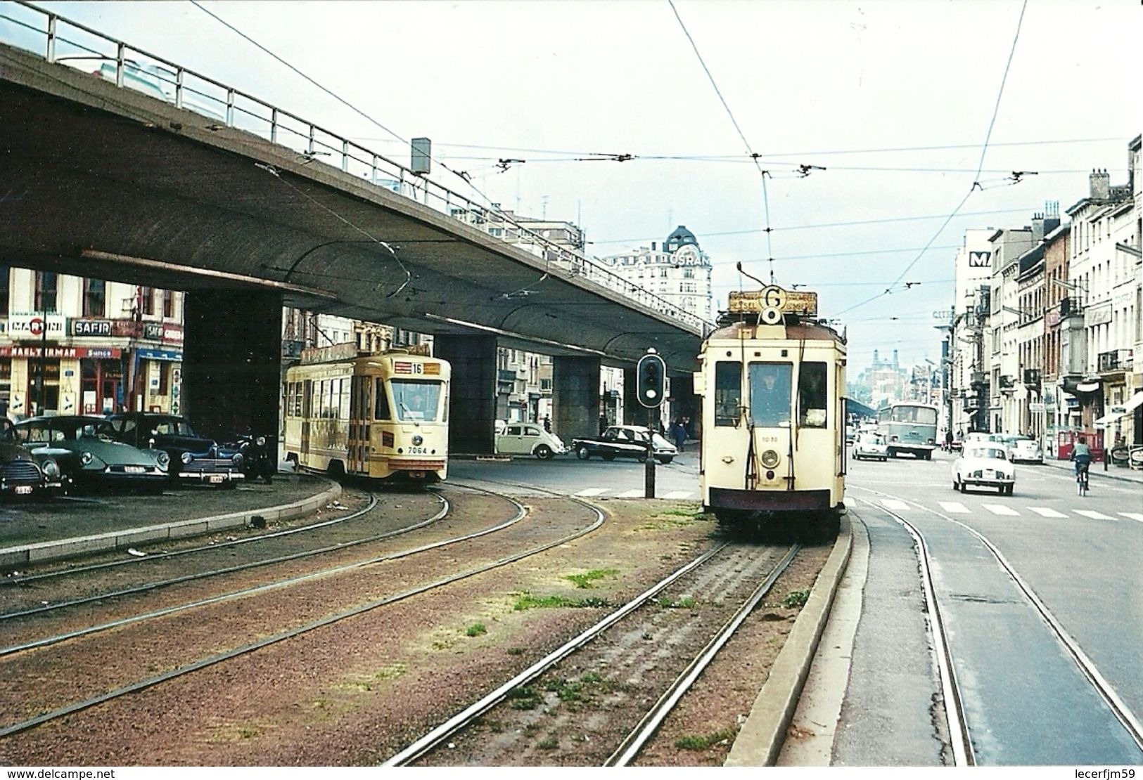 BRUXELLES  VIADUC ROUTIER  PHOTO DU PASSAGE DES TRAMS N°10130 DE LA SNCV ET N° 7064 DE LA STIB   (photo Reproduit - Other & Unclassified