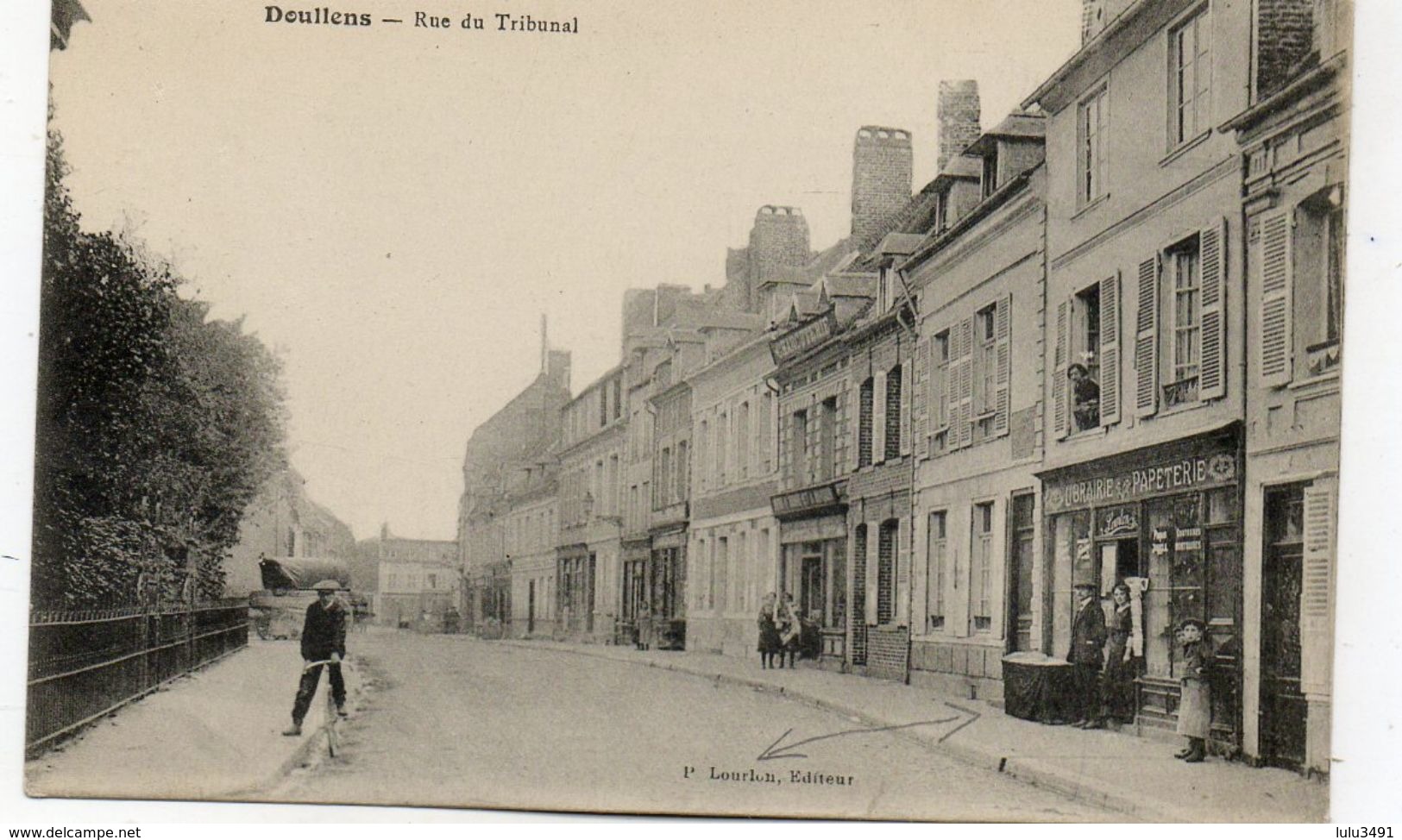 CPA - DOULLENS (80) - Aspect De La Rue Du Tribunal Et De La Boutique De L'éditeur P. Lourlon En 1915 - Doullens