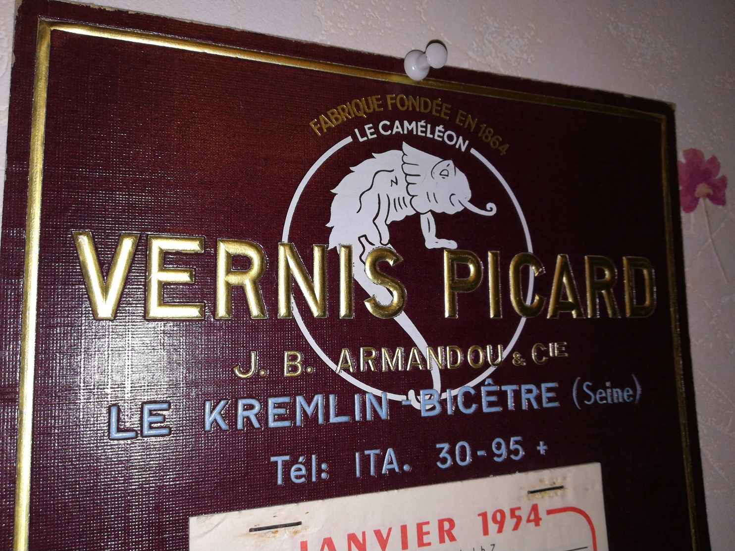 Carton Publicitaire Ancien Vernis Picard Le Caméléon Kremlin-Bicêtre Rare Avec Son Calendrier De 1954 Complet - Paperboard Signs